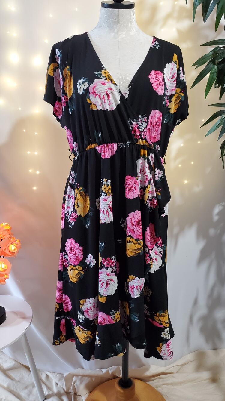 Torrid Black Floral Crepe Wrap Dress Women's Size 10 Short Sleeve V-Neck Cottage